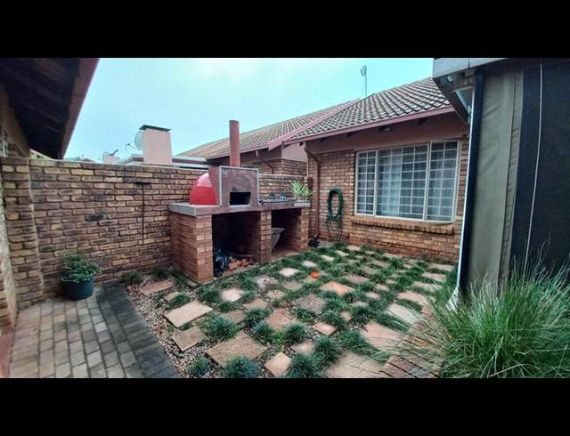 2 BEDROOM TOWNHOUSE FOR SALE IN PIERRE VAN RYNEVELD